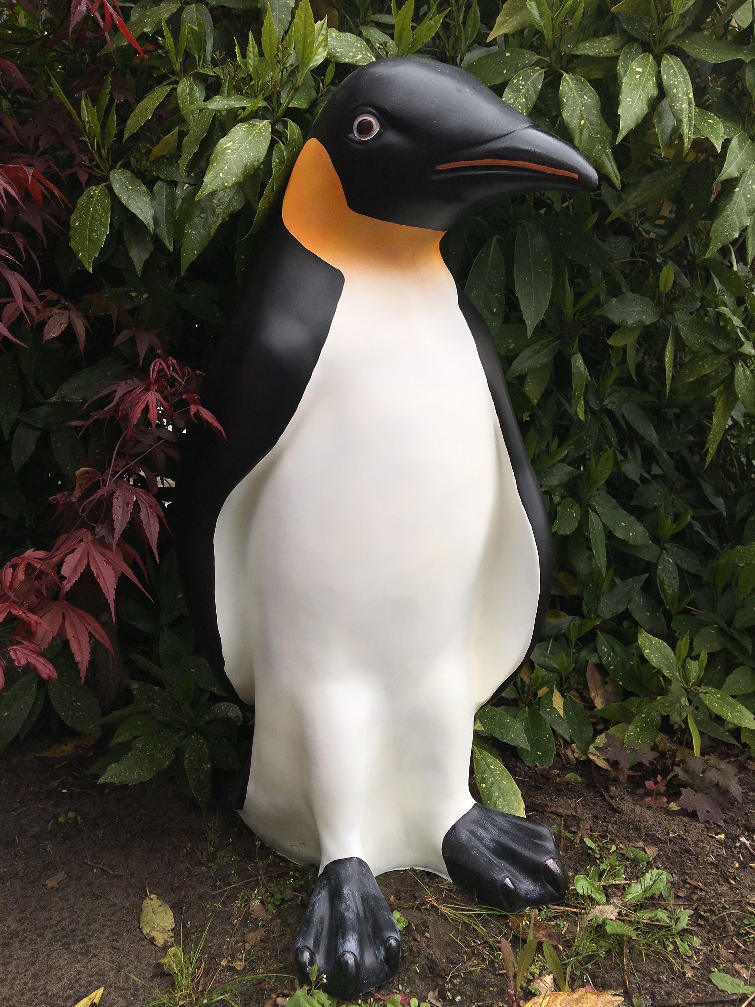 Groot Pinguin beeld in kleur, polystein.